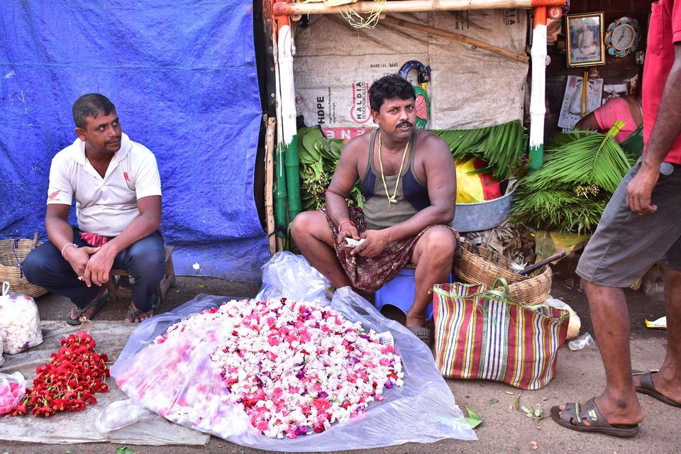 Photo of Mullick Ghat Flower Market, Strand Bank Road, Fairley Place, BBD Bagh, Kolkata, West Bengal, India by SWARNABHA DUTTA