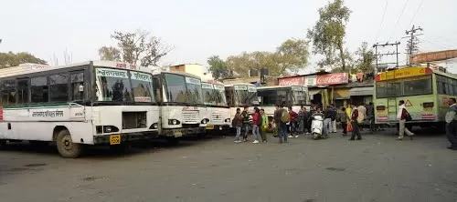 Photo of Haldwani Bus Station, Bus Stand Road, Banbhoolpura, Haldwani, Uttarakhand, India by Vineeta Yashswi