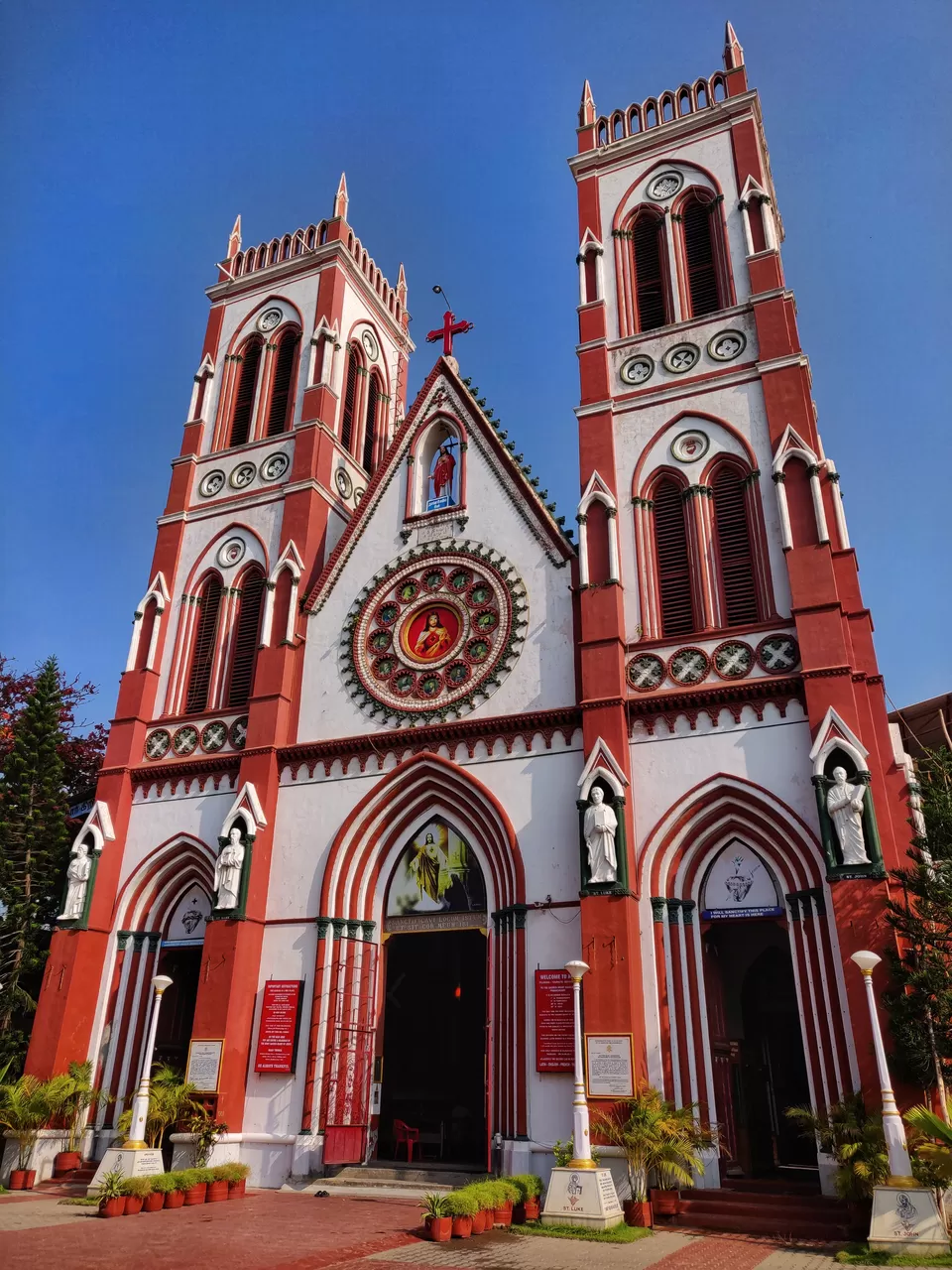 Photo of The Sacred Heart Basilica, South Boulevard, Near Railway Station, MG Road Area, Pondicherry, Puducherry, India by Akshay Gawde