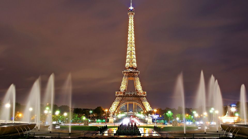 Photo of Eiffel Tower, Avenue Anatole France, Paris, France by Ragini Mehra