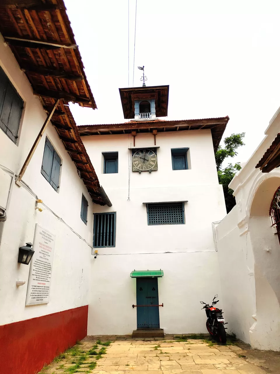 Photo of Paradesi Synagogue, Synagogue Lane, Jew Town, Kappalandimukku, Mattancherry, Kochi, Kerala, India by Saptadeepa Bandopadhyay