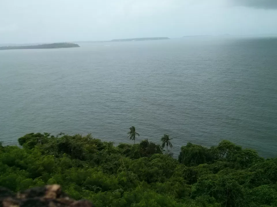 Photo of Sinquerium Beach Goa, Candolim, Goa, India by Siva Ilankumaran
