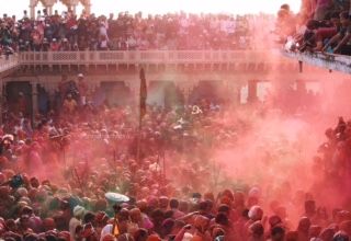 Photo of Why should you visit Vrindavan for Holi once in lifetime ? 5/5 by Shradha