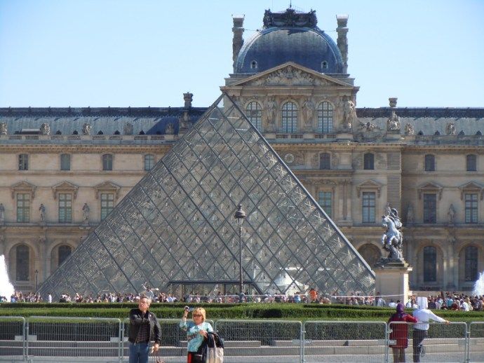 Photo of Louvre Museum, Paris, France by Valerie Fidan