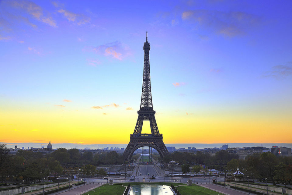 Photo of Eiffel Tower, Avenue Anatole France, Paris, France by Valerie Fidan