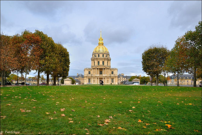 Photo of Les Invalides, Rue de Grenelle, Paris, France by Valerie Fidan