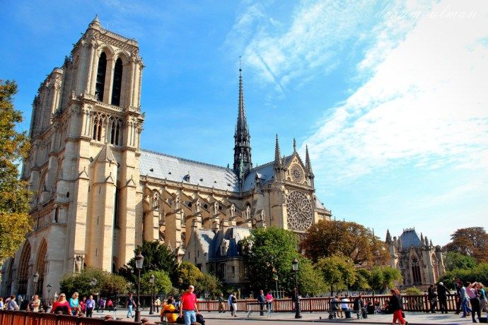 Photo of Notre Dame, Paris, France by Valerie Fidan