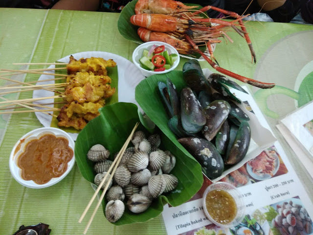 Photo of Floating Market Bangkok Tour, Klong Toei, Wattana, Bangkok, Thailand by Barnali