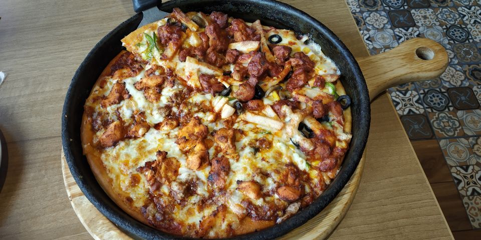 Photo of Round The Corner Swing By The Place In Andheri DN Nagar (Mumbai) To Unwind Pizza Craving by Juhi Issar