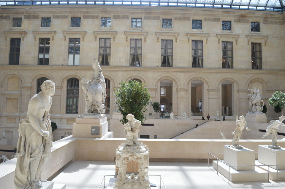 Photo of Louvre Museum, Rue de Rivoli, Paris, France by Hardik Khandelwal