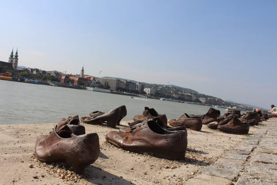 Photo of Shoes on the Danube Bank, Budapest, Idősebb Antall József rakpart, Hungría by aditi.paliwal022