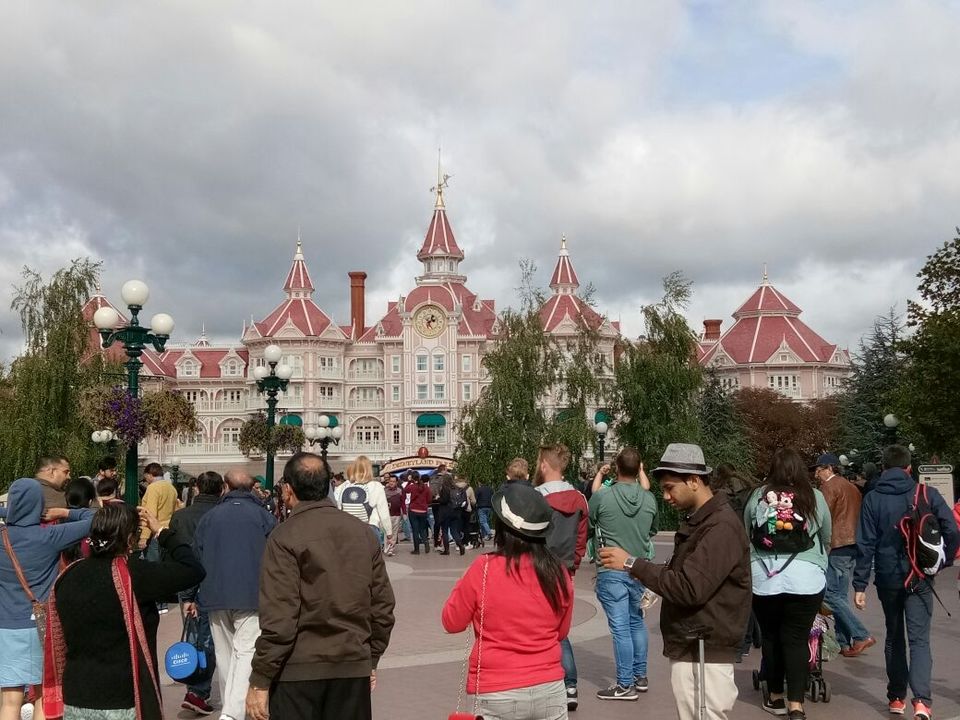 Photo of Disneyland Paris, Marne-la-Vallée, France by Nikita Sood