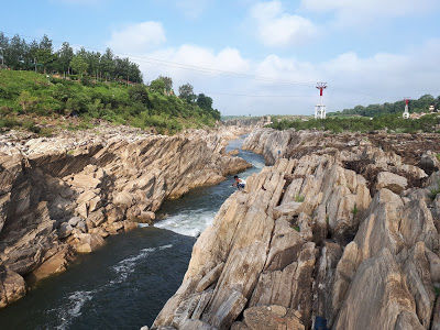 Photo of A trip to the mesmerizing Dhuandhar falls and Marble rocks at Bhedaghat Jabalpur by Sagar Pradhan