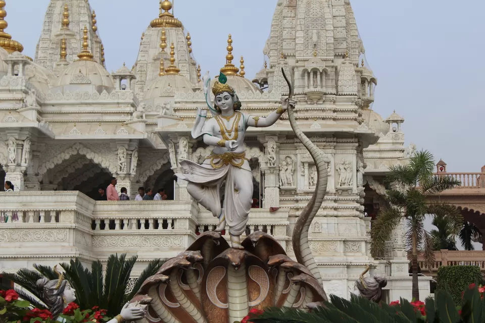 Photo of Swaminarayan Temple, Tri Murti Mandir Road, Ravalvadi, Bhuj, Gujarat, India by Umang Dave (IG: @umangxdave)