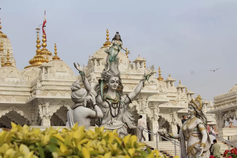 Photo of Swaminarayan Temple, Tri Murti Mandir Road, Ravalvadi, Bhuj, Gujarat, India by Umang Dave (IG: @umangxdave)