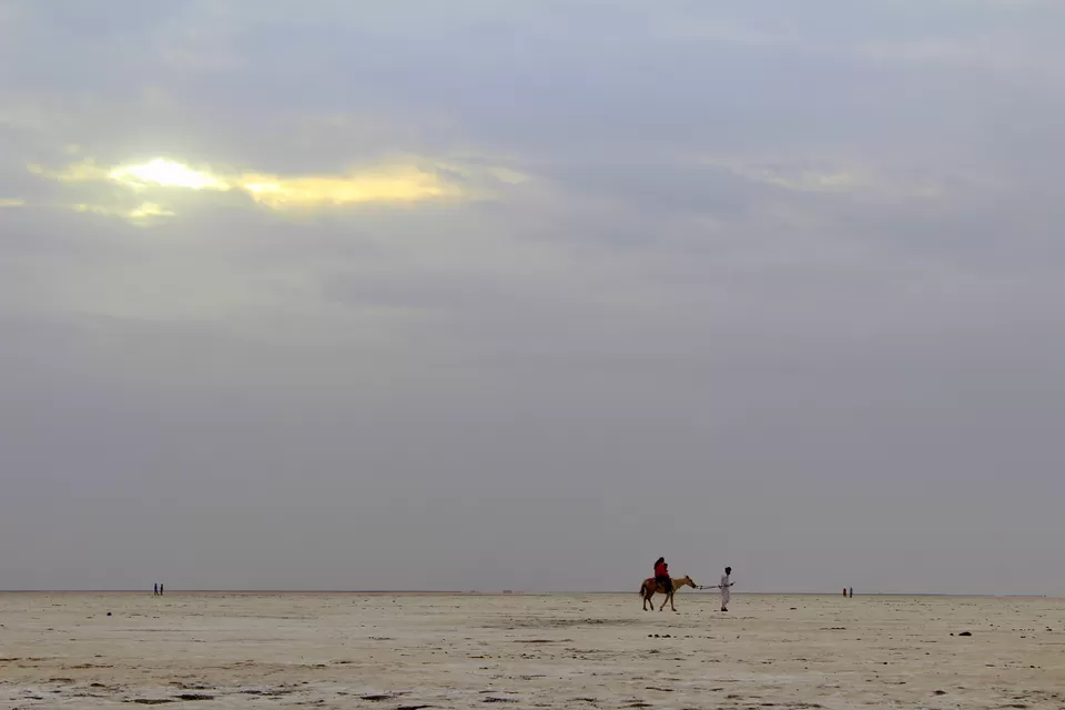 Photo of White Desert/Rann Of Kachchh, Kutch, Gujarat, India by Umang Dave (IG: @umangxdave)