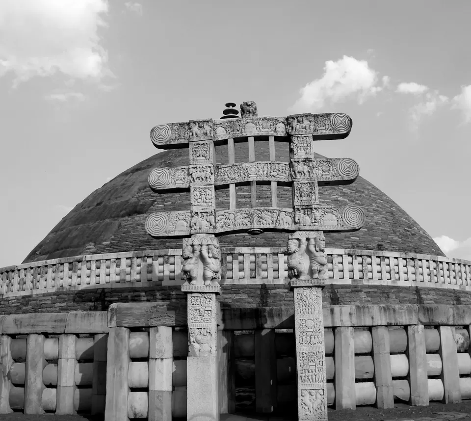 Photo of Sanchi Stupa, Sanchi, Madhya Pradesh, India by Umang Dave (IG: @umangxdave)