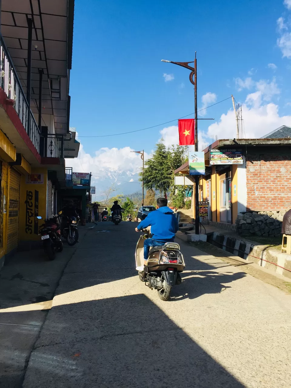 Photo of Bir Market, Bir-Billing Road, Bir, Himachal Pradesh, India by Rahul Garg
