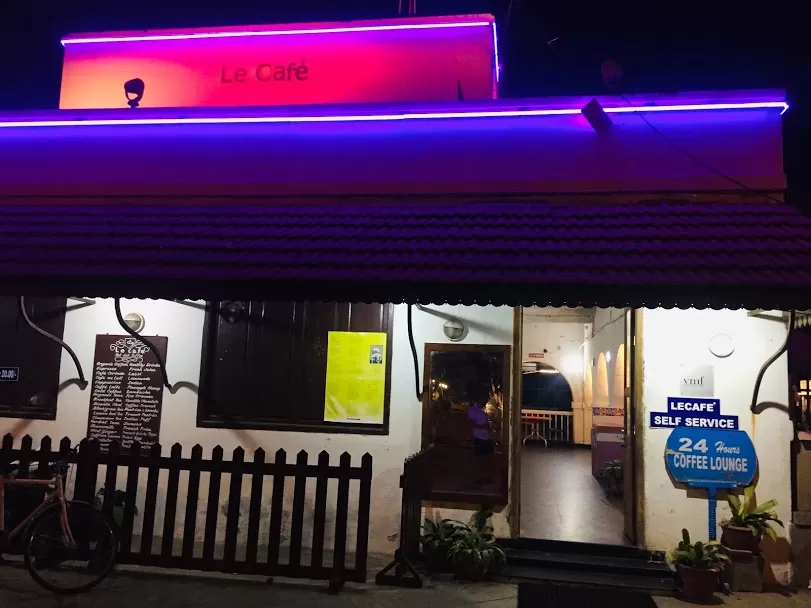 Photo of Le Cafe, Goubert Avenue, Near Gandhi Statue, White Town, Puducherry, India by Rahul Garg
