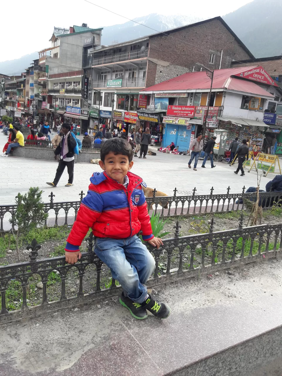 Photo of Mall Road, Dhungri Village, Manali, Himachal Pradesh, India by Inside Out with Rahul Yuvi