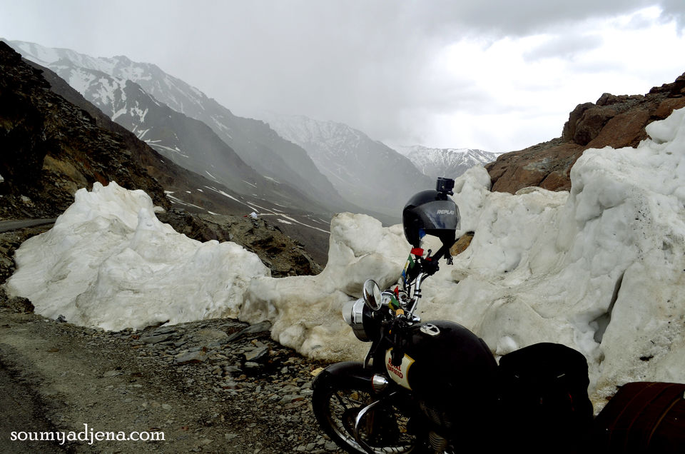 Photo of A Tale of two mountain passes – Mountain biking from Rohtang to Baralacha La,Himachal 20/22 by Soumya Jena