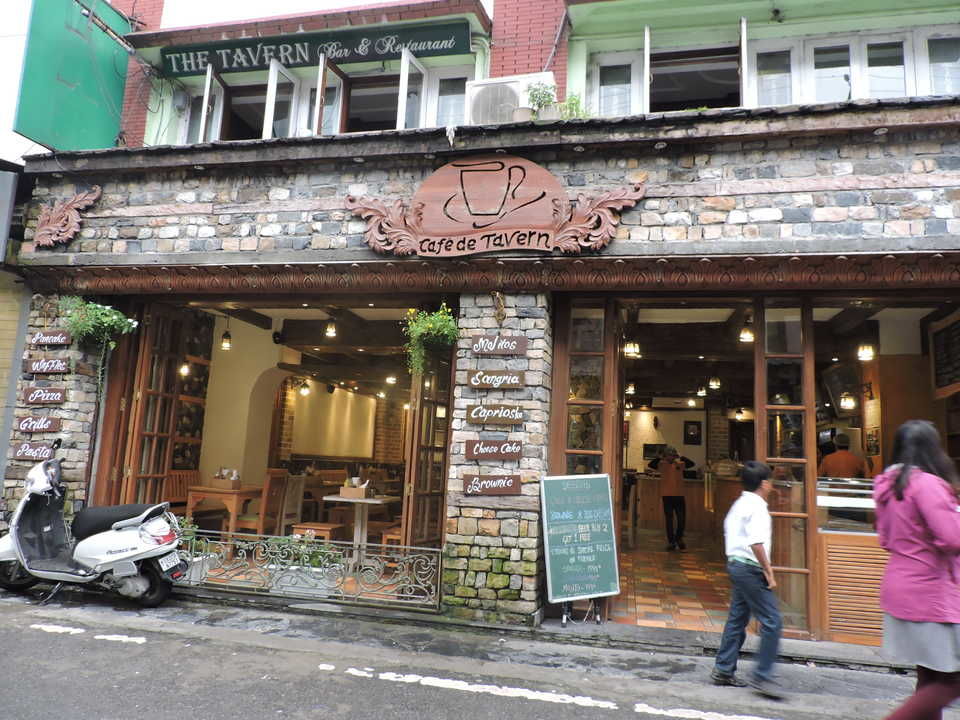 Photo of Cafe De Tavern, The Mall Road, Mussoorie, Uttarakhand, India by Megha Tyagi