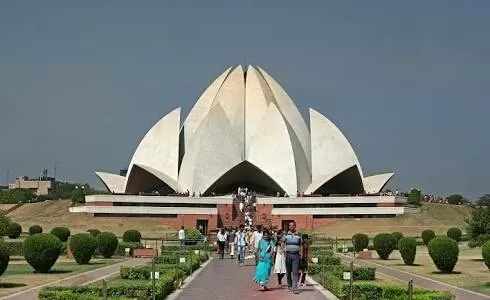 Photo of Lotus Temple, Lotus Temple Road, Bahapur, Shambhu Dayal Bagh, Kalkaji, New Delhi, Delhi, India by Udit Gulati (Mysterious Traveller)