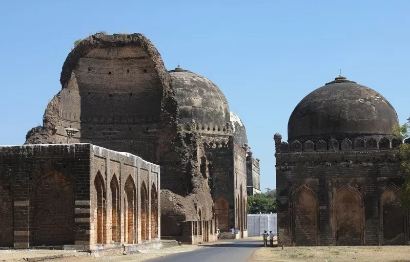 Photo of Bahmani Tombs, Ashtoor, Karnataka, India by Adete Dahiya