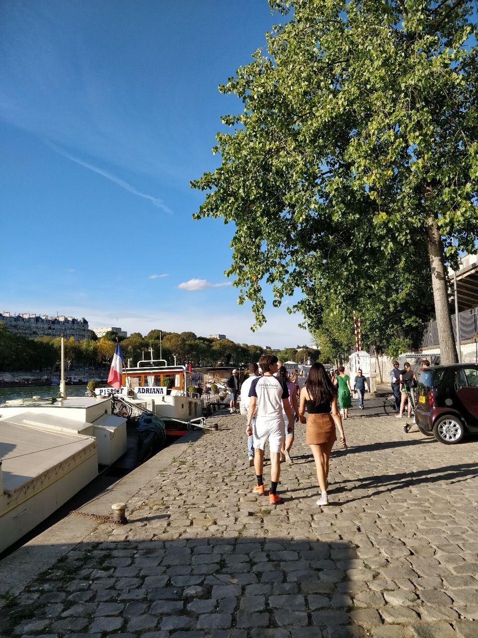 Photo of Eiffel Tower, Avenue Anatole France, Paris, France by Shweta Landge