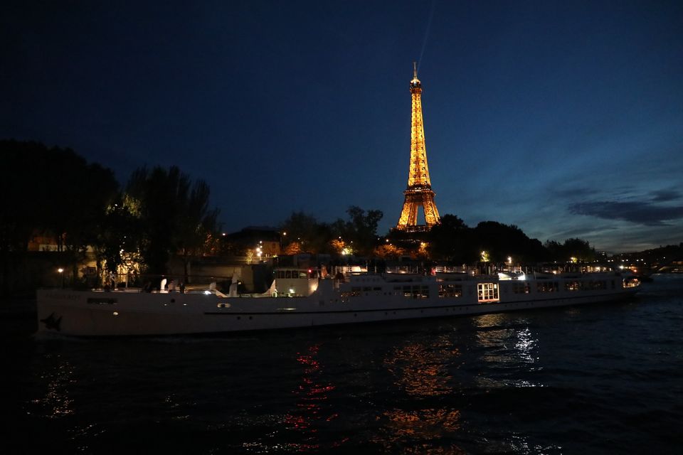 Photo of Eiffel Tower, Avenue Anatole France, Paris, France by Shweta Landge