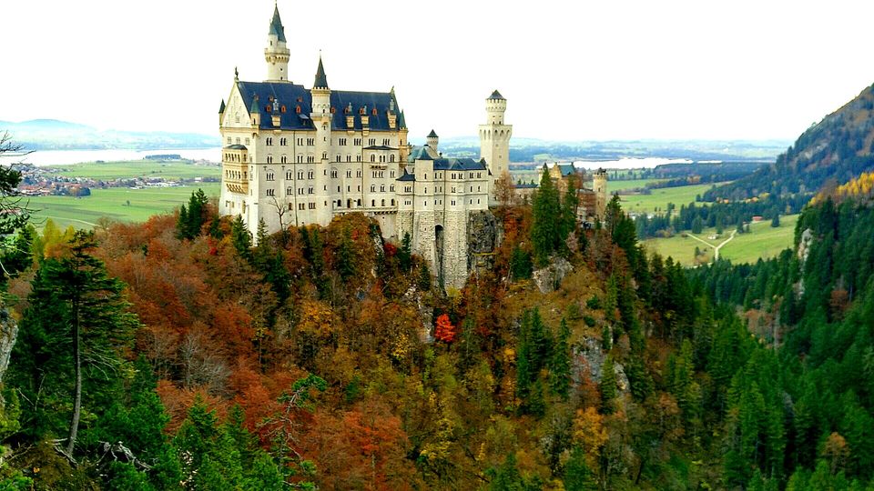 Photo of Neuschwanstein Castle, Neuschwansteinstraße, Schwangau, Germany by coloursofwanderlust