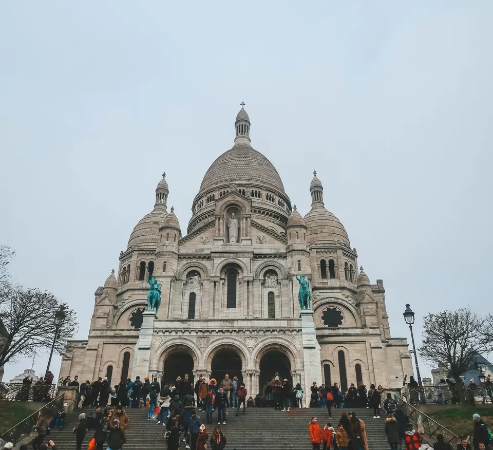 Photo of Sacré-Cœur, rue du Chevalier-de-La-Barre, Paris, France by AAMNA MISHRA