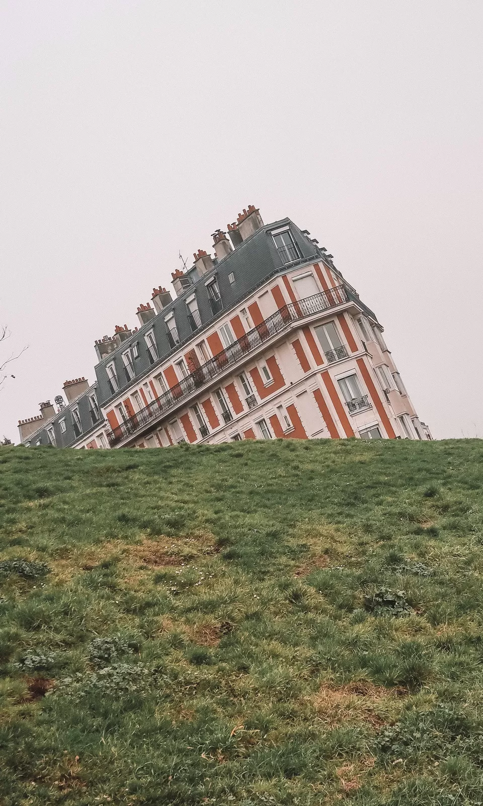 Photo of Sacré-Cœur, rue du Chevalier-de-La-Barre, Paris, France by AAMNA MISHRA