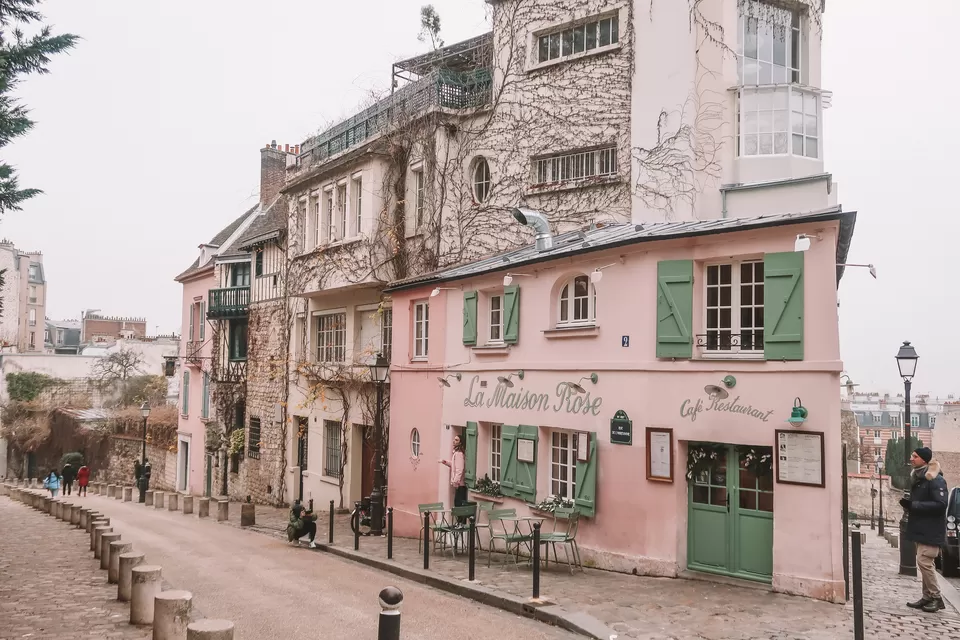 Photo of Sacré-Cœur, rue du Chevalier-de-La-Barre, Paris, France by AAMNA MISHRA