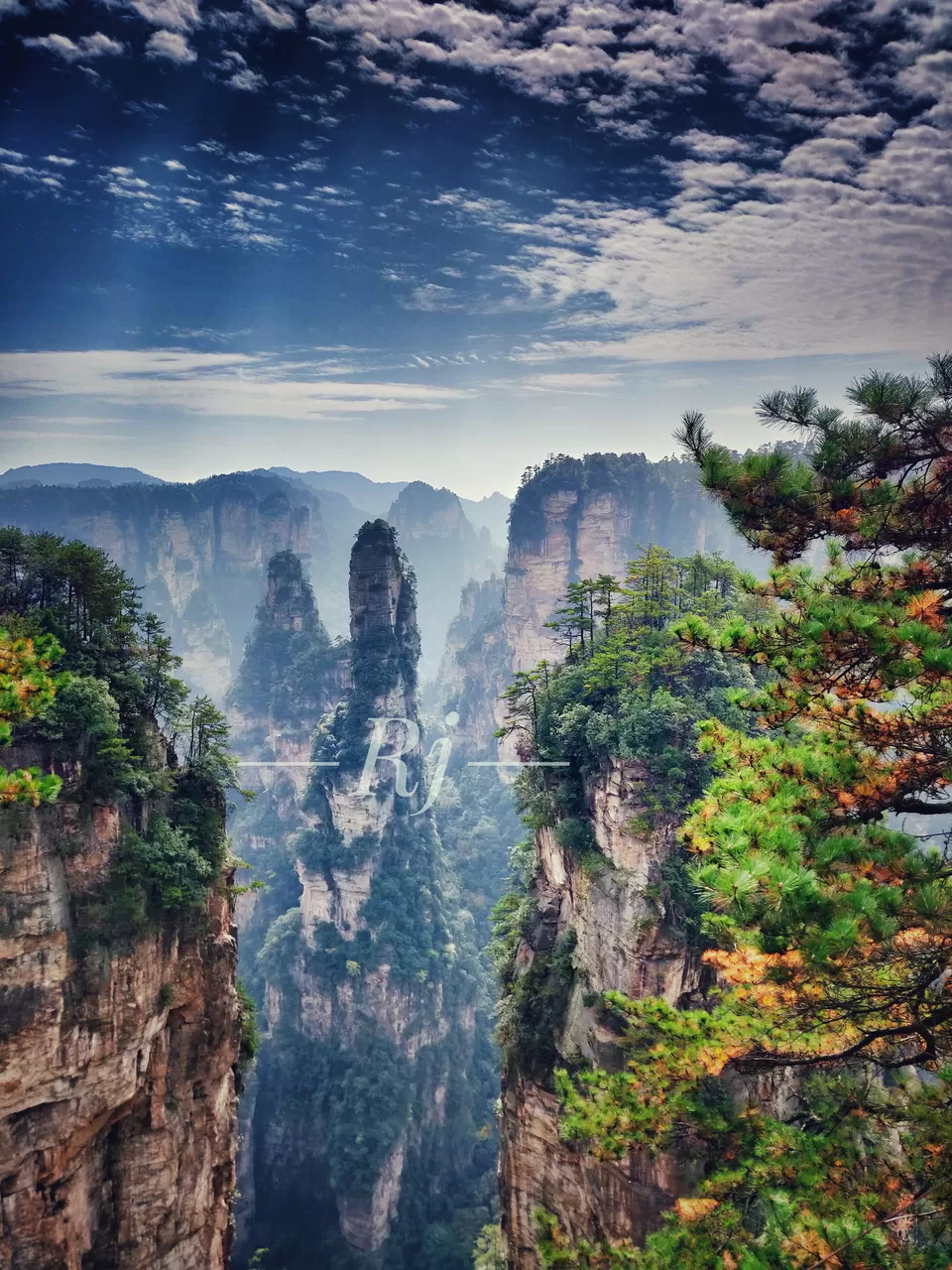 Photo of Yangjiajie Scenic Area, Wulingyuan, Zhangjiajie, Hunan, China by Story of seasons