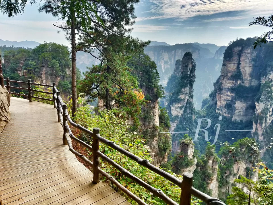Photo of Yangjiajie Scenic Area, Wulingyuan, Zhangjiajie, Hunan, China by Story of seasons