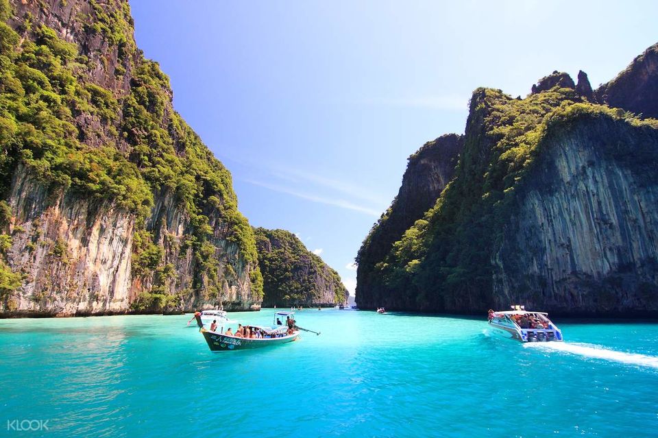 Photo of Phi Phi Islands, Krabi, Thailand by Travel Tales