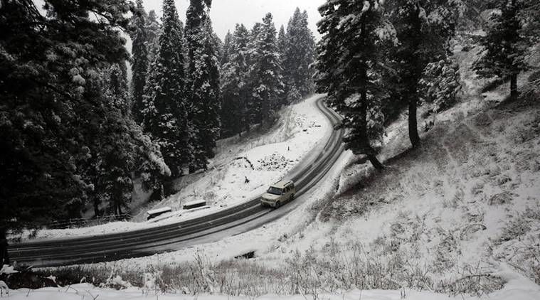 Photo of Srinagar gets its first snowfall of the season and the pictures are mind-blowing !! 1/8 by Travel Tales