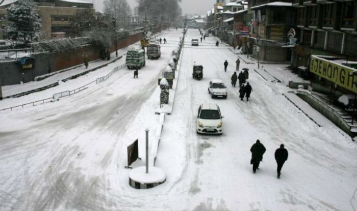 Photo of Srinagar gets its first snowfall of the season and the pictures are mind-blowing !! 2/8 by Travel Tales