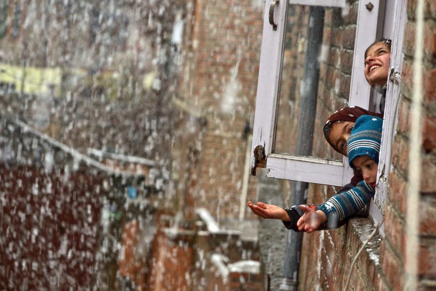Photo of Srinagar gets its first snowfall of the season and the pictures are mind-blowing !! 4/8 by Travel Tales
