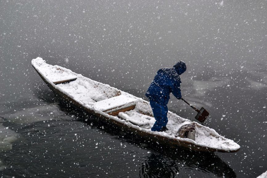 Photo of Srinagar gets its first snowfall of the season and the pictures are mind-blowing !! 6/8 by Travel Tales