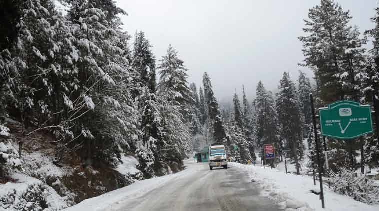 Photo of Srinagar gets its first snowfall of the season and the pictures are mind-blowing !! 8/8 by Travel Tales