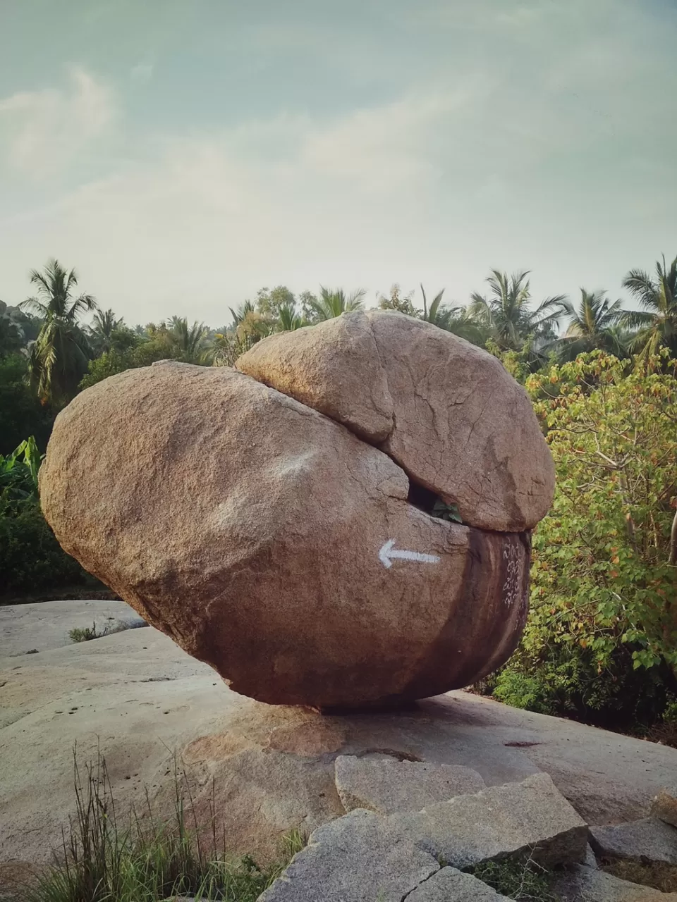 Photo of Mathanga Hill, Hampi, Karnataka, India by Smash