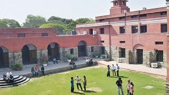 Photo of University Of Delhi, North Campus, Faculty of Science, University Enclave, Delhi, India by Euphoric_Seasoning