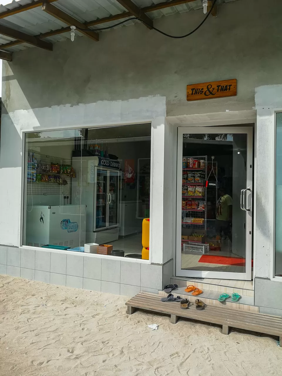 Photo of Cafe Olé, Bodu Magu, Rasdhoo, Maldives by NaughtyandCurly