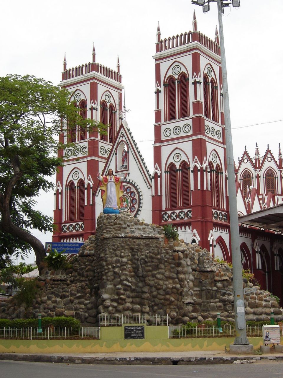 Photo of The Sacred Heart Basilica, South Boulevard, Near Railway Station, MG Road Area, Pondicherry, Puducherry, India by Pratiyush Sah