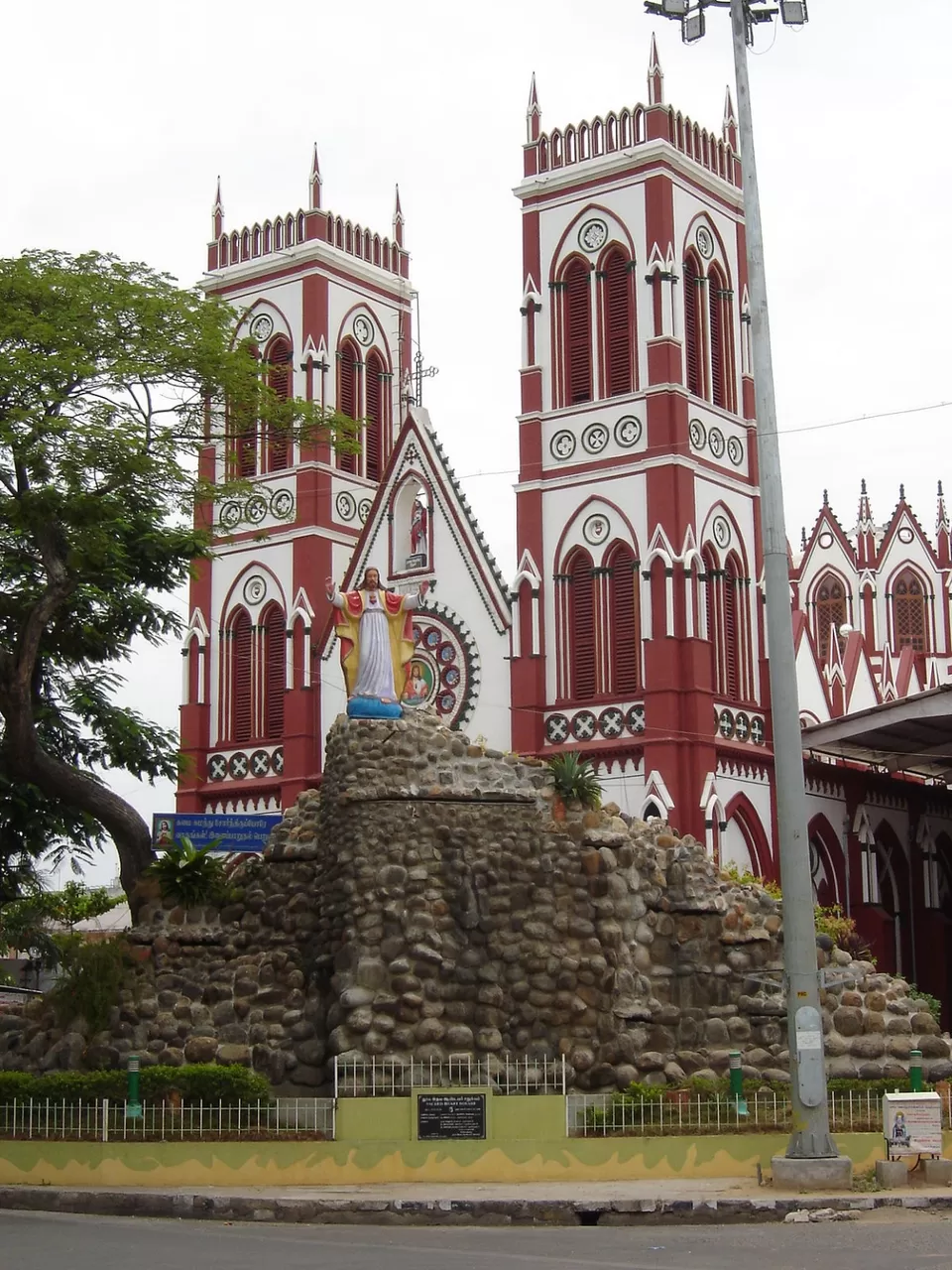 Photo of The Sacred Heart Basilica, South Boulevard, Near Railway Station, MG Road Area, Pondicherry, Puducherry, India by Pratiyush Sah