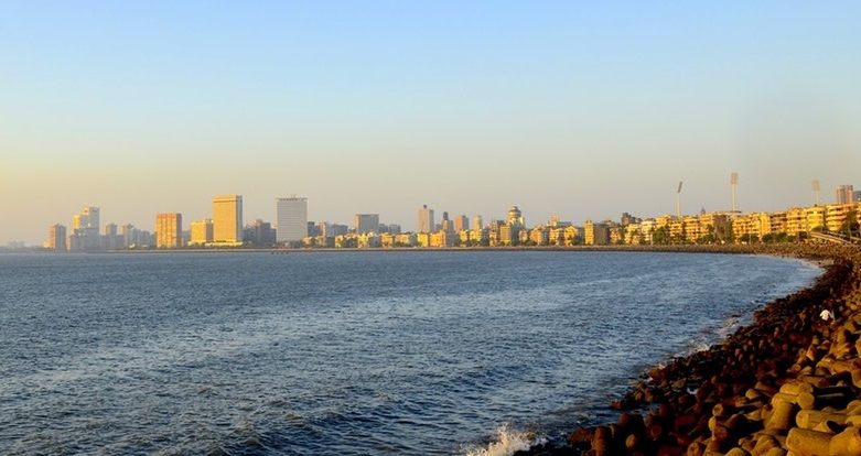 Photo of Queen's Necklace : Marine Drive and The Chowpatty : Mumbai #things2doinMumbai #indiain5k by Neelam