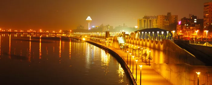 Photo of Sabarmati Riverfront, Old City, Lal Darwaja, Ahmedabad, Gujarat, India by Hitendra Gupta