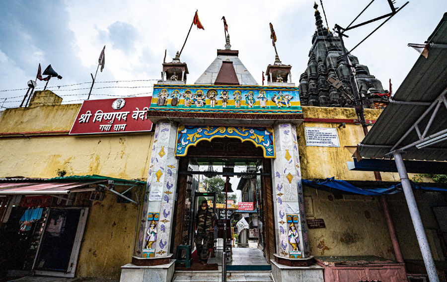 Photo of गया विष्णुपद मंदिर: जानिए इस मंदिर में क्या है खास मान्यता और इसका पितरों से क्या है संबंध by Hitendra Gupta
